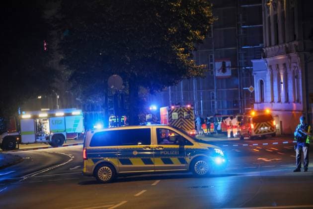 Zwei Männer starben bei schwerem Autounfall in Wuppertal Mit einem Großaufgebot rückte die Wuppertaler Feuerwehr am Mittwochabend (24.06.2026) gegen 22:45 Uhr zur Briller Straße im Stadtteil Elberfeld aus. Vor Ort hatten Augenzeugen einen schweren Verkehrsunfall gemeldet, ein PKW sollte nach ersten Meldungen vor eine Mauer geprallt sein. Als die ersten Retter vor Ort eintrafen bestätigte sich das Bild, ein zerstörter Hyundai I10 stand auf dem Bürgersteig an einer Mauer. Beide Insassen waren im Fahrzeug eingeklemmt, lagen leblos in dem blauen Kleinwagen. Sofort wurde eine umfangreiche Menschenrettung durch die Feuerwehr eingeleitet und die beiden Insassen befreit. Der Rettungsdienst begann unmittelbar mit der Reanimation der beiden M