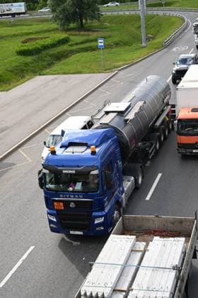 Russia Gasoline Shortages 9194508 24.06.2026 A fuel truck drives along a street in Moscow, Russia. Since June 23, cargo permits for fuel truck drivers entering Moscow and traveling within the city were temporarily suspended. The measure was introduced at the request of gas station chain owners to ensure uninterrupted fuel supplies. Ilya Pitalev Sputnik Moscow Russia  Copyright: xIlyaxPitalevx