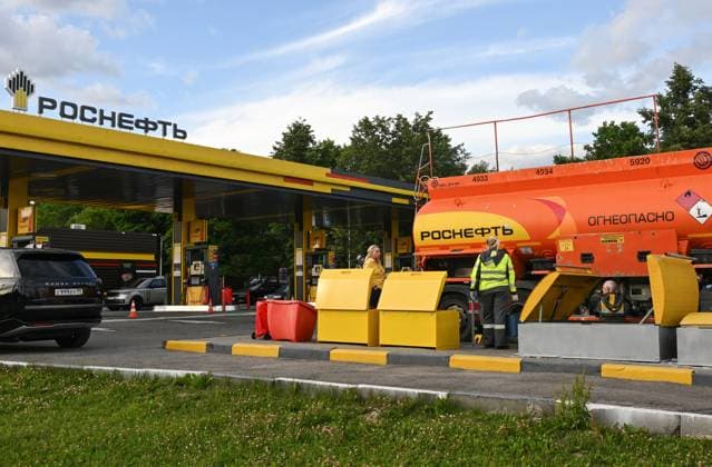 Russia Gasoline Shortages 9194738 24.06.2026 A fuel truck dumps delivered fuel at a petrol station in Moscow, Russia. Since June 23, cargo permits for fuel truck drivers entering Moscow and traveling within the city were temporarily suspended. The measure was introduced at the request of gas station chain owners to ensure uninterrupted fuel supplies. Mikhail Voskresenskiy Sputnik Moscow Russia  Copyright: xMikhailxVoskresenskiyx
