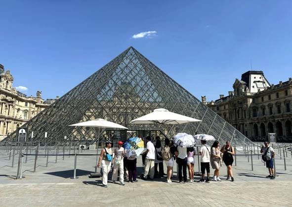 PARIS, FRANCE - JUNE 24: Tourists inquire about the closure of the Louvre Museum after it closed early at 4 pm due to record-breaking high temperatures on June 24, 2026 in Paris, France. Temperatures in the French capital exceeded 40 degrees Celsius, prompting the museum to close early at 4:00 p.m.  Copyright: xChinaxNewsxServicex 111650268800