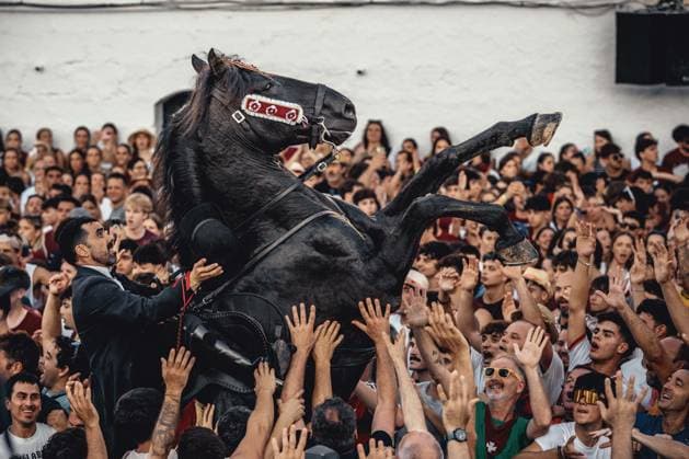 June 24, 2026, Ciutadella, Menorca Balearic Islands, Spain: A caixer (horse rider) rears up on his horse surrounded by a cheering crowd during the cargol prior to the Jocs des Pla (medieval tournament) during the traditional Sant Joan (Saint John) festival in Ciutadella de Menorca Ciutadella Spain - ZUMAo105 20260624_fap_o105_028 Copyright: xMatthiasxOesterlex