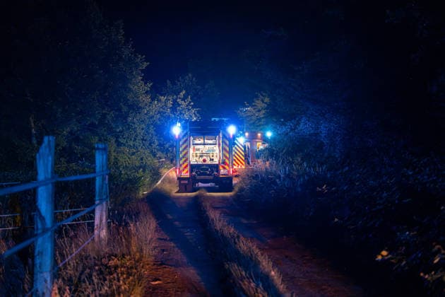 Hütte brennt nahe Parkhotel und Ponyhof Feuerwehr verhindert weitere Ausbreitung Schaden rund 5.000 Euro Am 25.06.2026 brannte gegen 00:50 Uhr in Rödermark Ober-Roden im Bereich der Nieder-Röder-Straße nahe dem Parkhotel und einem Ponyhof eine Hütte beziehungsweise ein Unterstand mit Utensilien. Laut Polizei fing auch angrenzendes Buschwerk Feuer. Die Feuerwehr Rödermark und die Polizei waren im Einsatz; zahlreiche Einsatzkräfte und Fahrzeuge rückten an. Wegen der Dunkelheit musste die Einsatzstelle ausgeleuchtet werden; zwei C-Rohre kamen zum Löschen zum Einsatz. Eine weitere Ausbreitung des Feuers wurde verhindert; den Sachschaden schätzte die Polizei auf rund 5.000 Euro. Rödermark Ober-Roden Hessen Deutschland *** Shed