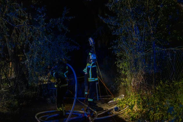 Hütte brennt nahe Parkhotel und Ponyhof Feuerwehr verhindert weitere Ausbreitung Schaden rund 5.000 Euro Am 25.06.2026 brannte gegen 00:50 Uhr in Rödermark Ober-Roden im Bereich der Nieder-Röder-Straße nahe dem Parkhotel und einem Ponyhof eine Hütte beziehungsweise ein Unterstand mit Utensilien. Laut Polizei fing auch angrenzendes Buschwerk Feuer. Die Feuerwehr Rödermark und die Polizei waren im Einsatz; zahlreiche Einsatzkräfte und Fahrzeuge rückten an. Wegen der Dunkelheit musste die Einsatzstelle ausgeleuchtet werden; zwei C-Rohre kamen zum Löschen zum Einsatz. Eine weitere Ausbreitung des Feuers wurde verhindert; den Sachschaden schätzte die Polizei auf rund 5.000 Euro. Rödermark Ober-Roden Hessen Deutschland *** Shed