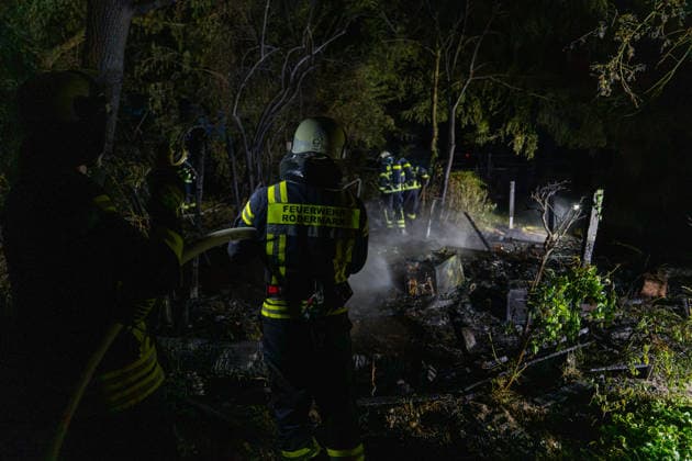 Hütte brennt nahe Parkhotel und Ponyhof Feuerwehr verhindert weitere Ausbreitung Schaden rund 5.000 Euro Am 25.06.2026 brannte gegen 00:50 Uhr in Rödermark Ober-Roden im Bereich der Nieder-Röder-Straße nahe dem Parkhotel und einem Ponyhof eine Hütte beziehungsweise ein Unterstand mit Utensilien. Laut Polizei fing auch angrenzendes Buschwerk Feuer. Die Feuerwehr Rödermark und die Polizei waren im Einsatz; zahlreiche Einsatzkräfte und Fahrzeuge rückten an. Wegen der Dunkelheit musste die Einsatzstelle ausgeleuchtet werden; zwei C-Rohre kamen zum Löschen zum Einsatz. Eine weitere Ausbreitung des Feuers wurde verhindert; den Sachschaden schätzte die Polizei auf rund 5.000 Euro. Rödermark Ober-Roden Hessen Deutschland *** Shed