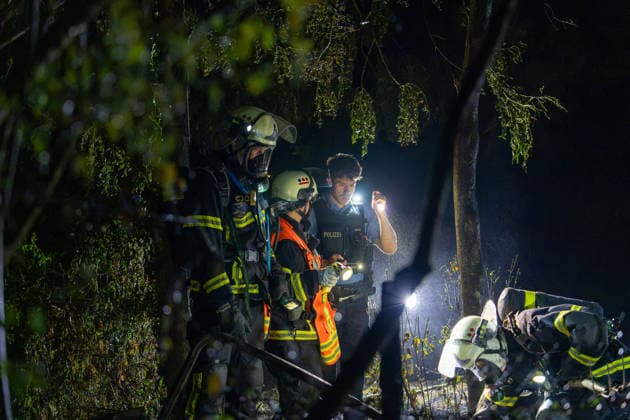 Hütte brennt nahe Parkhotel und Ponyhof Feuerwehr verhindert weitere Ausbreitung Schaden rund 5.000 Euro Am 25.06.2026 brannte gegen 00:50 Uhr in Rödermark Ober-Roden im Bereich der Nieder-Röder-Straße nahe dem Parkhotel und einem Ponyhof eine Hütte beziehungsweise ein Unterstand mit Utensilien. Laut Polizei fing auch angrenzendes Buschwerk Feuer. Die Feuerwehr Rödermark und die Polizei waren im Einsatz; zahlreiche Einsatzkräfte und Fahrzeuge rückten an. Wegen der Dunkelheit musste die Einsatzstelle ausgeleuchtet werden; zwei C-Rohre kamen zum Löschen zum Einsatz. Eine weitere Ausbreitung des Feuers wurde verhindert; den Sachschaden schätzte die Polizei auf rund 5.000 Euro. Rödermark Ober-Roden Hessen Deutschland *** Shed