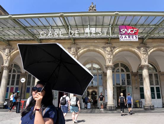 Heatwave In Paris Metro And Train Stations - Paris Commuters brave extreme heat in Paris metro and train stations in Paris, France on June 24, 2026, as temperatures are expected to reach 42 degrees Celsius and Meteo France has triggered a red heatwave alert across 72 departments. Photo by Alain Apaydin ABACAPRESS.COM Paris France  Copyright: xApaydinxAlain ABACAx