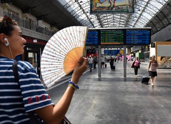 Heatwave In Paris Metro And Train Stations - Paris Commuters brave extreme heat in Paris metro and train stations in Paris, France on June 24, 2026, as temperatures are expected to reach 42 degrees Celsius and Meteo France has triggered a red heatwave alert across 72 departments. Photo by Alain Apaydin ABACAPRESS.COM Paris France  Copyright: xApaydinxAlain ABACAx