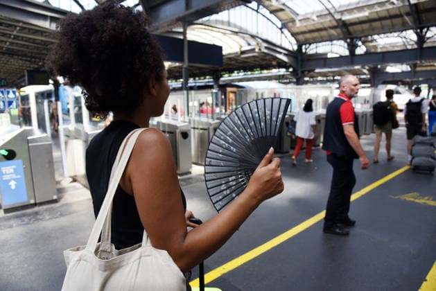 Heatwave In Paris Metro And Train Stations - Paris Commuters brave extreme heat in Paris metro and train stations in Paris, France on June 24, 2026, as temperatures are expected to reach 42 degrees Celsius and Meteo France has triggered a red heatwave alert across 72 departments. Photo by Alain Apaydin ABACAPRESS.COM Paris France  Copyright: xApaydinxAlain ABACAx
