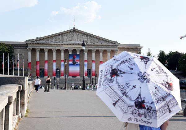 Illustration National Assembly During The Heatwave - Paris Illustration National Assembly during the Heatwave in Paris. 42°C expected towards temperature records in Paris, France on June 24, 2026. Meteo France has triggered a red heatwave alert in 72 departments. Photo by Alain Apaydin ABACAPRESS.COM Paris France  Copyright: xApaydinxAlain ABACAx