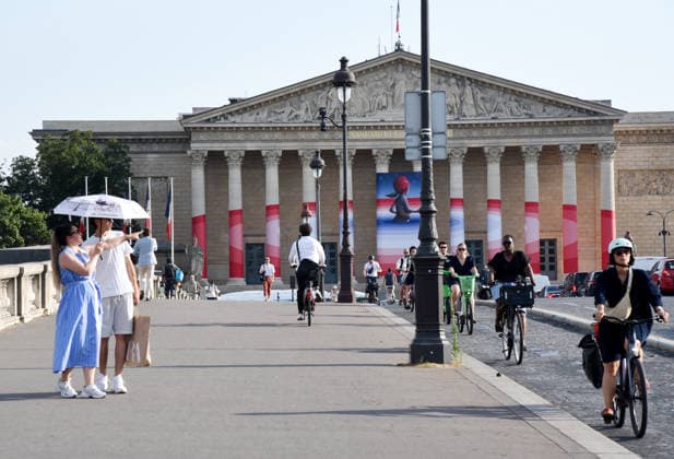 Illustration National Assembly During The Heatwave - Paris Illustration National Assembly during the Heatwave in Paris. 42°C expected towards temperature records in Paris, France on June 24, 2026. Meteo France has triggered a red heatwave alert in 72 departments. Photo by Alain Apaydin ABACAPRESS.COM Paris France  Copyright: xApaydinxAlain ABACAx