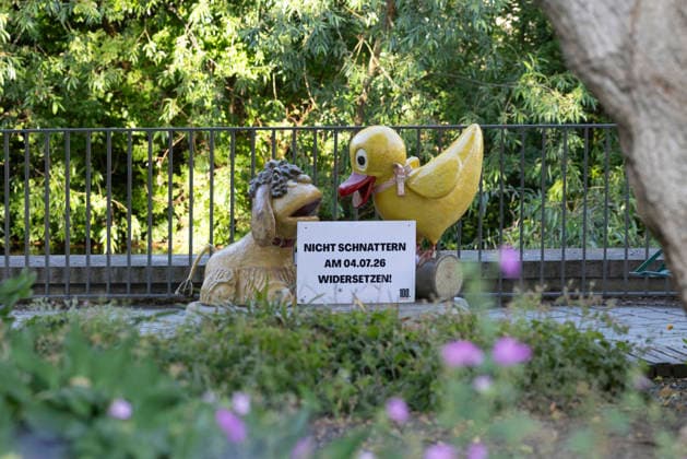Widersetzen Kika AfD Erfurt 25062026 - Moppi und Schnatterinchen +++ In der Woche vor dem Bundesparteitag der Partei Alternative fuer Deutschland (AfD) in Erfurt (Thueringen) haben Unbekannte die Kika Figuren in der Innenstadt mit Demo-Schildern ausgestattet. Sie rufen zum Protest gegen die Veranstaltung auf. Der Kika gehoert zum Oeffentlich-Rechtlichen-Rundfunk, der von der AfD immer wieder herausgefordert und massiv eingekuerzt werden soll. Erfurt Altstadt Thueringen Deutschland *** Protest Against Kika, AfD, Erfurt, 25062026: Moppi and Schnatterinchen. In the week leading up to the federal party convention of the Alternative for Germany (AfD) party in Erfurt, Thuringia, unknown individuals placed protest signs on the Kika characters 250626_ppb-10