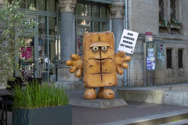 Widersetzen Kika AfD Erfurt 25062026 - Bernd das Brot mit der Aussage Der andere Bernd ist Mist , eine Bezugnahme auf AfD-Chef Bjoern (Bernd) Hoecke (Höcke) +++ In der Woche vor dem Bundesparteitag der Partei Alternative fuer Deutschland (AfD) in Erfurt (Thueringen) haben Unbekannte die Kika Figuren in der Innenstadt mit Demo-Schildern ausgestattet. Sie rufen zum Protest gegen die Veranstaltung auf. Der Kika gehoert zum Oeffentlich-Rechtlichen-Rundfunk, der von der AfD immer wieder herausgefordert und massiv eingekuerzt werden soll. Erfurt Altstadt Thueringen Deutschland *** Protesters in Erfurt on June 25, 2026, held up Kika figures with the message The other Bernd is trash, a reference to AfD leader Bjoern Bernd Hoecke Höcke. In 250626_ppb-16