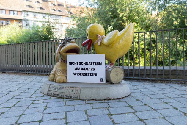 Widersetzen Kika AfD Erfurt 25062026 - Moppi und Schnatterinchen +++ In der Woche vor dem Bundesparteitag der Partei Alternative fuer Deutschland (AfD) in Erfurt (Thueringen) haben Unbekannte die Kika Figuren in der Innenstadt mit Demo-Schildern ausgestattet. Sie rufen zum Protest gegen die Veranstaltung auf. Der Kika gehoert zum Oeffentlich-Rechtlichen-Rundfunk, der von der AfD immer wieder herausgefordert und massiv eingekuerzt werden soll. Erfurt Altstadt Thueringen Deutschland *** Protest Against Kika, AfD, Erfurt, 25062026: Moppi and Schnatterinchen. In the week leading up to the federal party convention of the Alternative for Germany (AfD) party in Erfurt, Thuringia, unknown individuals placed protest signs on the Kika characters 250626_ppb-8