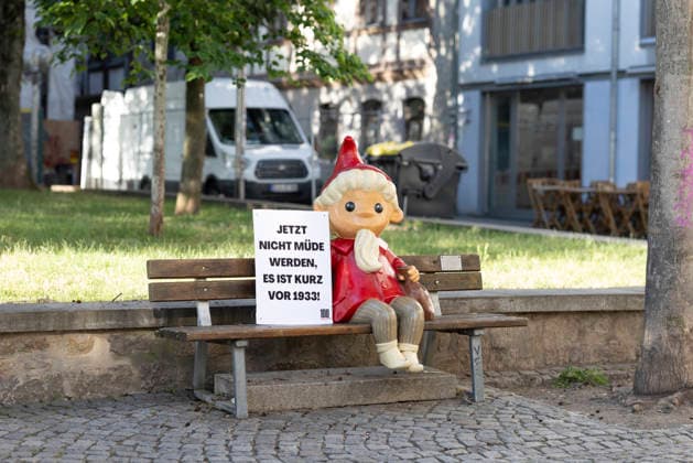Widersetzen Kika AfD Erfurt 25062026 - Das Sandmaennchen mit Schild und der Beschreibung Jetzt nicht muede werden. Es ist kurz vor 1933 . +++ In der Woche vor dem Bundesparteitag der Partei Alternative fuer Deutschland (AfD) in Erfurt (Thueringen) haben Unbekannte die Kika Figuren in der Innenstadt mit Demo-Schildern ausgestattet. Sie rufen zum Protest gegen die Veranstaltung auf. Der Kika gehoert zum Oeffentlich-Rechtlichen-Rundfunk, der von der AfD immer wieder herausgefordert und massiv eingekuerzt werden soll. Erfurt Altstadt Thueringen Deutschland *** Protest Against Kika and the AfD in Erfurt, June 25, 2026: The Sandman figure with a sign reading Don’t get tired now—it’s just before 1933. In the week leading up to the federal 250626_ppb-1