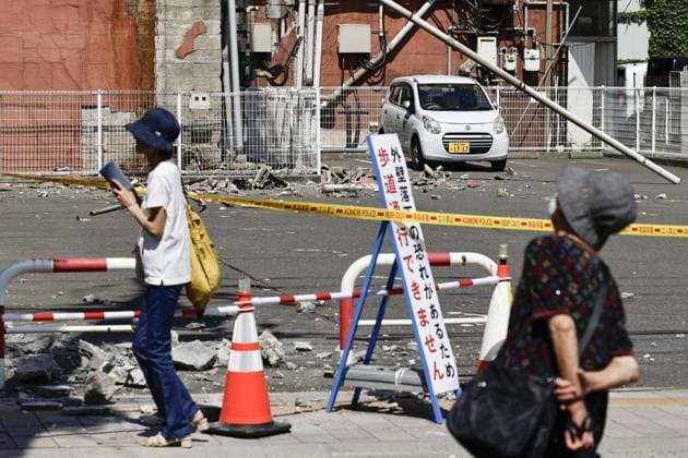 Powerful earthquake hits northeastern Japan Debris from a building s exterior wall is scattered across a parking lot in Hachinohe in Aomori Prefecture, on June 25, 2026, after a preliminary magnitude-7.2 earthquake hit northeastern Japan.  A14AA0005620162P