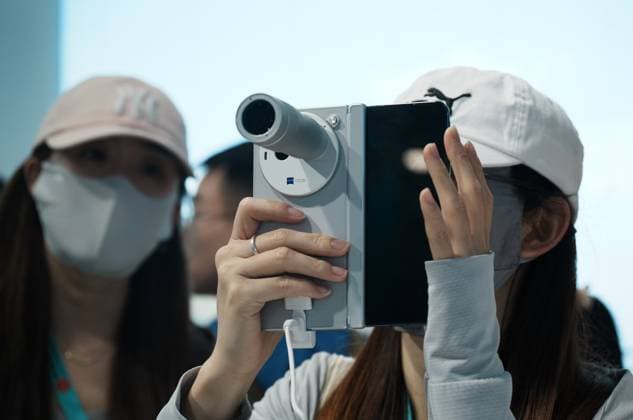 MWC2026 in Shanghai SHANGHAI, CHINA - JUNE 25, 2026 - Viewers visit and experience the upcoming release of the vivo X Fold foldable screen phone and its external lens Zeiss Extended Range Mirror G2 at MWC2026 in Shanghai, China on June 25, 2026. Shanghai Shanghai China  Copyright: xCFOTOx i1782397693178