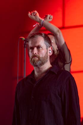 CELEBRITES : Printemps de Perouges - Saint-Maurice-de-Remens (01) France - 24 06 2026 Chris Barnes du groupe The Australian Pink Floyd Show se produit sur la scene du festival Printemps de PÃ rouges au chÃ¢teau de Saint-Maurice-de-RÃ mens (01 - France-) le 24 06 2026. Photo Sandrine Thesillat PsNewZ  Copyright: xSandrinexTHESILLATx