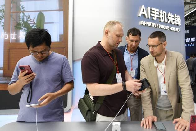 MWC2026 in Shanghai SHANGHAI, CHINA - JUNE 25, 2026 - Viewers visit and experience ZTE s Nubia AI smartphone at MWC2026 in Shanghai, China on June 25, 2026. Shanghai Shanghai China  Copyright: xCFOTOx i1782397693510