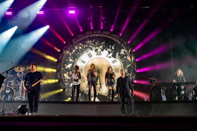 CELEBRITES : Printemps de Perouges - Saint-Maurice-de-Remens (01) France - 24 06 2026 Ricky Howard, Lorelei McBroom, Emily Lynn, Lara Smiles, Chris Barnes et Jason Sawford du groupe The Australian Pink Floyd Show se produisent sur la scene du festival Printemps de PÃ rouges au chÃ¢teau de Saint-Maurice-de-RÃ mens (01 - France-) le 24 06 2026. Photo Sandrine Thesillat PsNewZ  Copyright: xSandrinexTHESILLATx