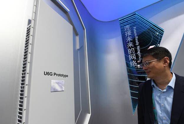 MWC2026 in Shanghai SHANGHAI, CHINA - JUNE 25, 2026 - Viewers watch ZTE s 6G prototype base station launch at MWC2026 in Shanghai, China on June 25, 2026. Shanghai Shanghai China  Copyright: xCFOTOx i1782397694627