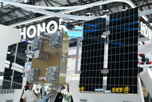 MWC2026 in Shanghai SHANGHAI, CHINA - JUNE 25, 2026 - Viewers visit GEESPACE s Global Low Earth Orbit Satellite IoT Constellation Satellite Model at MWC226 in Shanghai, China on June 25, 2026. Shanghai Shanghai China  Copyright: xCFOTOx i1782397694762
