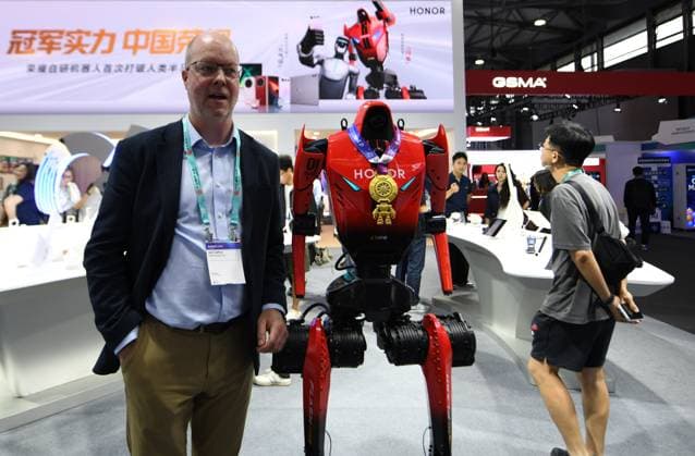 MWC2026 in Shanghai SHANGHAI, CHINA - JUNE 25, 2026 - A foreign audience takes a photo with an Honor humanoid robot at MWC 226 in Shanghai, China on June 25, 2026. Shanghai Shanghai China  Copyright: xCFOTOx i1782397695232