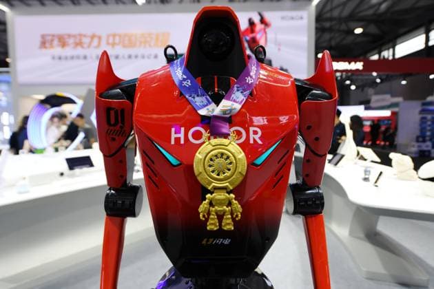 MWC2026 in Shanghai SHANGHAI, CHINA - JUNE 25, 2026 - A Honor humanoid robot wearing a gold medal from the 2026 Beijing Yizhong Half Marathon at MWC2026, Shanghai, China, on June 25, 2026. Shanghai Shanghai China  Copyright: xCFOTOx i1782397695526