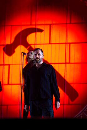 CELEBRITES : Printemps de Perouges - Saint-Maurice-de-Remens (01) France - 24 06 2026 Chris Barnes du groupe The Australian Pink Floyd Show se produit sur la scene du festival Printemps de PÃ rouges au chÃ¢teau de Saint-Maurice-de-RÃ mens (01 - France-) le 24 06 2026. Photo Sandrine Thesillat PsNewZ  Copyright: xSandrinexTHESILLATx