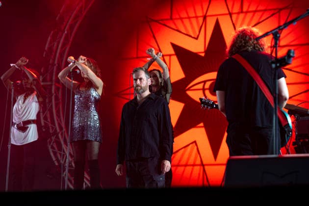 CELEBRITES : Printemps de Perouges - Saint-Maurice-de-Remens (01) France - 24 06 2026 Chris Barnes du groupe The Australian Pink Floyd Show se produit sur la scene du festival Printemps de PÃ rouges au chÃ¢teau de Saint-Maurice-de-RÃ mens (01 - France-) le 24 06 2026. Photo Sandrine Thesillat PsNewZ  Copyright: xSandrinexTHESILLATx