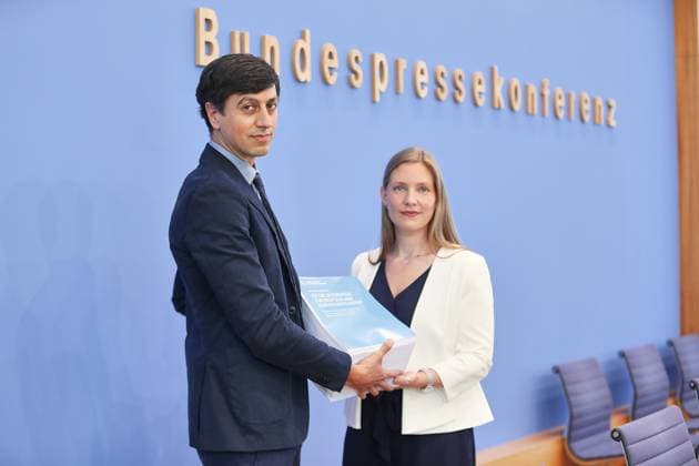 Berlin, Deutschland, 25.06.2026: Bundespressekonferenz: Vorstellung des Gutachtens zu einer möglichen Verfassungswidrigkeit der AfD: Bijan Moini, Legal Director der GFF und Projektleiter des Gutachtens und Dana-Sophia Valentiner, Vorstandsmitglied der Gesellschaft für Freiheitsrechte e.V. (GFF) *** Berlin, Germany, June 25, 2026 Federal Press Conference: Presentation of the legal opinion on the possible unconstitutionality of the AfD Bijan Moini, Legal Director of the GFF and project leader for the legal opinion, and Dana Sophia Valentiner, board member of the Gesellschaft für Freiheitsrechte e. V. (GFF) Copyright: xdtsxNachrichtenagenturx dts_124866