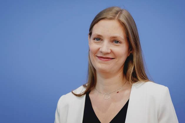 Dana-Sophia Valentiner, Vorstandsmitglied der Gesellschaft fuer Freiheitsrechte e.V. (GFF), aufgenommen im Rahmen der Vorstellung des Gutachtens zu einer moeglichen Verfassungswidrigkeit der AfD in der Bundespressekonferenz in Berlin, 25.06.2026. Berlin Deutschland *** Dana Sophia Valentiner, board member of the Society for Civil Liberties (GFF e.V.), photographed during the presentation of the expert opinion on the possible unconstitutionality of the AfD at the Federal Press Conference in Berlin, June 25, 2026, Berlin, Germany Copyright: xFlorianxGaertnerx