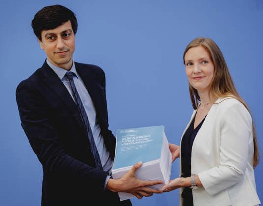 (L-R) Bijan Moini, Legal Director der Gesellschaft fuer Freiheitsrechte e.V. (GFF), und Dana-Sophia Valentiner, Vorstandsmitglied der Gesellschaft fuer Freiheitsrechte e.V. (GFF), aufgenommen mit dem Gutachten zu einer moeglichen Verfassungswidrigkeit der AfD in der Bundespressekonferenz in Berlin, 25.06.2026. Berlin Deutschland *** L R Bijan Moini, Legal Director of the Society for Civil Liberties e.V. (GFF), and Dana Sophia Valentiner, Board Member of the Society for Civil Liberties e.V. (GFF), pictured with the expert opinion on the possible unconstitutionality of the AfD at the Federal Press Conference in Berlin, June 25, 2026, Berlin, Germany Copyright: xFlorianxGaertnerx