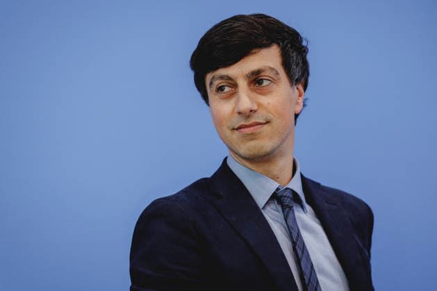 Bijan Moini, Legal Director der Gesellschaft fuer Freiheitsrechte e.V. (GFF), aufgenommen im Rahmen der Vorstellung des Gutachtens zu einer moeglichen Verfassungswidrigkeit der AfD in der Bundespressekonferenz in Berlin, 25.06.2026. Berlin Deutschland *** Bijan Moini, Legal Director of the Society for Civil Liberties (GFF e.V.), photographed during the presentation of the expert opinion on the possible unconstitutionality of the AfD at the Federal Press Conference in Berlin, June 25, 2026, Berlin, Germany Copyright: xFlorianxGaertnerx