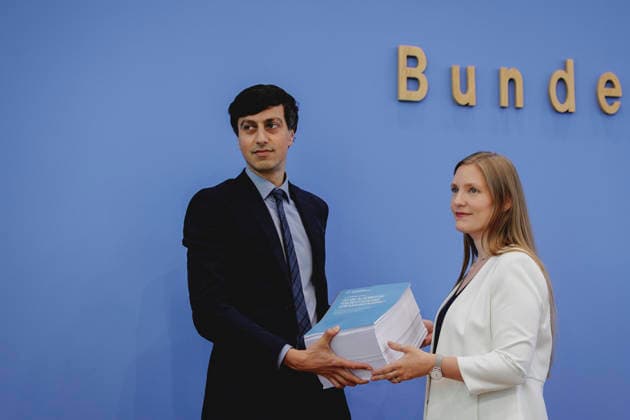 (L-R) Bijan Moini, Legal Director der Gesellschaft fuer Freiheitsrechte e.V. (GFF), und Dana-Sophia Valentiner, Vorstandsmitglied der Gesellschaft fuer Freiheitsrechte e.V. (GFF), aufgenommen mit dem Gutachten zu einer moeglichen Verfassungswidrigkeit der AfD in der Bundespressekonferenz in Berlin, 25.06.2026. Berlin Deutschland *** L R Bijan Moini, Legal Director of the Society for Civil Liberties e.V. (GFF), and Dana Sophia Valentiner, Board Member of the Society for Civil Liberties e.V. (GFF), pictured with the expert opinion on the possible unconstitutionality of the AfD at the Federal Press Conference in Berlin, June 25, 2026, Berlin, Germany Copyright: xFlorianxGaertnerx