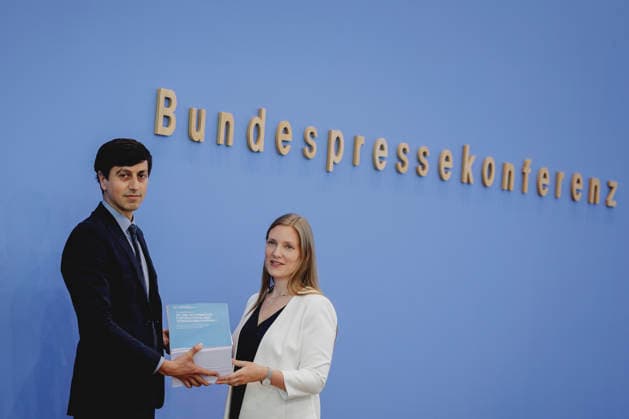 (L-R) Bijan Moini, Legal Director der Gesellschaft fuer Freiheitsrechte e.V. (GFF), und Dana-Sophia Valentiner, Vorstandsmitglied der Gesellschaft fuer Freiheitsrechte e.V. (GFF), aufgenommen mit dem Gutachten zu einer moeglichen Verfassungswidrigkeit der AfD in der Bundespressekonferenz in Berlin, 25.06.2026. Berlin Deutschland *** L R Bijan Moini, Legal Director of the Society for Civil Liberties e.V. (GFF), and Dana Sophia Valentiner, Board Member of the Society for Civil Liberties e.V. (GFF), pictured with the expert opinion on the possible unconstitutionality of the AfD at the Federal Press Conference in Berlin, June 25, 2026, Berlin, Germany Copyright: xFlorianxGaertnerx