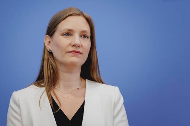 Dana-Sophia Valentiner, Vorstandsmitglied der Gesellschaft fuer Freiheitsrechte e.V. (GFF), aufgenommen im Rahmen der Vorstellung des Gutachtens zu einer moeglichen Verfassungswidrigkeit der AfD in der Bundespressekonferenz in Berlin, 25.06.2026. Berlin Deutschland *** Dana Sophia Valentiner, board member of the Society for Civil Liberties (GFF e.V.), photographed during the presentation of the expert opinion on the possible unconstitutionality of the AfD at the Federal Press Conference in Berlin, June 25, 2026, Berlin, Germany Copyright: xFlorianxGaertnerx