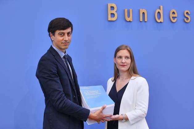 Berlin, Deutschland, 25.06.2026: Bundespressekonferenz: Vorstellung des Gutachtens zu einer möglichen Verfassungswidrigkeit der AfD: Bijan Moini, Legal Director der GFF und Projektleiter des Gutachtens und Dana-Sophia Valentiner, Vorstandsmitglied der Gesellschaft für Freiheitsrechte e.V. (GFF) *** Berlin, Germany, June 25, 2026 Federal Press Conference: Presentation of the legal opinion on the possible unconstitutionality of the AfD Bijan Moini, Legal Director of the GFF and project leader for the legal opinion, and Dana Sophia Valentiner, board member of the Gesellschaft für Freiheitsrechte e. V. (GFF) Copyright: xdtsxNachrichtenagenturx dts_124867
