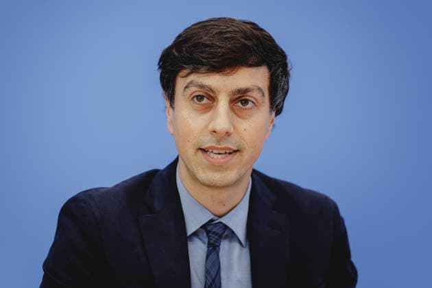 Bijan Moini, Legal Director der Gesellschaft fuer Freiheitsrechte e.V. (GFF), aufgenommen im Rahmen der Vorstellung des Gutachtens zu einer moeglichen Verfassungswidrigkeit der AfD in der Bundespressekonferenz in Berlin, 25.06.2026. Berlin Deutschland *** Bijan Moini, Legal Director of the Society for Civil Liberties (GFF e.V.), photographed during the presentation of the expert opinion on the possible unconstitutionality of the AfD at the Federal Press Conference in Berlin, June 25, 2026, Berlin, Germany Copyright: xFlorianxGaertnerx