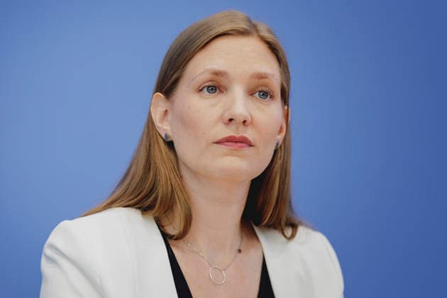 Dana-Sophia Valentiner, Vorstandsmitglied der Gesellschaft fuer Freiheitsrechte e.V. (GFF), aufgenommen im Rahmen der Vorstellung des Gutachtens zu einer moeglichen Verfassungswidrigkeit der AfD in der Bundespressekonferenz in Berlin, 25.06.2026. Berlin Deutschland *** Dana Sophia Valentiner, board member of the Society for Civil Liberties (GFF e.V.), photographed during the presentation of the expert opinion on the possible unconstitutionality of the AfD at the Federal Press Conference in Berlin, June 25, 2026, Berlin, Germany Copyright: xFlorianxGaertnerx