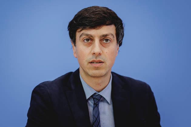 Bijan Moini, Legal Director der Gesellschaft fuer Freiheitsrechte e.V. (GFF), aufgenommen im Rahmen der Vorstellung des Gutachtens zu einer moeglichen Verfassungswidrigkeit der AfD in der Bundespressekonferenz in Berlin, 25.06.2026. Berlin Deutschland *** Bijan Moini, Legal Director of the Society for Civil Liberties (GFF e.V.), photographed during the presentation of the expert opinion on the possible unconstitutionality of the AfD at the Federal Press Conference in Berlin, June 25, 2026, Berlin, Germany Copyright: xFlorianxGaertnerx
