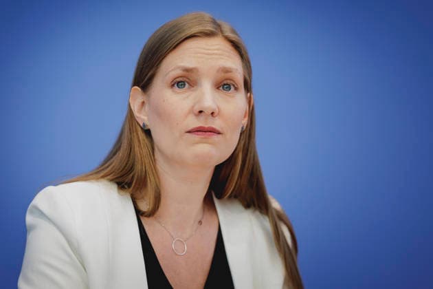 Dana-Sophia Valentiner, Vorstandsmitglied der Gesellschaft fuer Freiheitsrechte e.V. (GFF), aufgenommen im Rahmen der Vorstellung des Gutachtens zu einer moeglichen Verfassungswidrigkeit der AfD in der Bundespressekonferenz in Berlin, 25.06.2026. Berlin Deutschland *** Dana Sophia Valentiner, board member of the Society for Civil Liberties (GFF e.V.), photographed during the presentation of the expert opinion on the possible unconstitutionality of the AfD at the Federal Press Conference in Berlin, June 25, 2026, Berlin, Germany Copyright: xFlorianxGaertnerx
