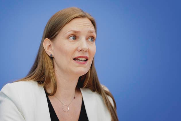 Dana-Sophia Valentiner, Vorstandsmitglied der Gesellschaft fuer Freiheitsrechte e.V. (GFF), aufgenommen im Rahmen der Vorstellung des Gutachtens zu einer moeglichen Verfassungswidrigkeit der AfD in der Bundespressekonferenz in Berlin, 25.06.2026. Berlin Deutschland *** Dana Sophia Valentiner, board member of the Society for Civil Liberties (GFF e.V.), photographed during the presentation of the expert opinion on the possible unconstitutionality of the AfD at the Federal Press Conference in Berlin, June 25, 2026, Berlin, Germany Copyright: xFlorianxGaertnerx