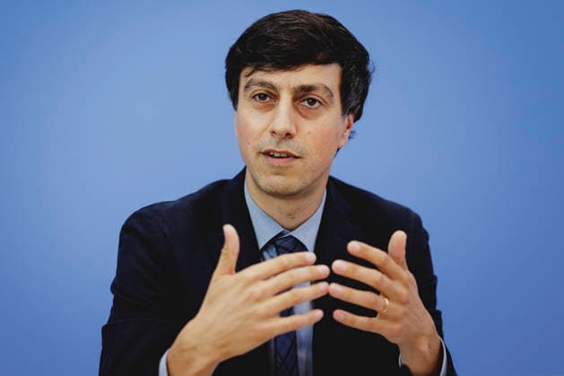 Bijan Moini, Legal Director der Gesellschaft fuer Freiheitsrechte e.V. (GFF), aufgenommen im Rahmen der Vorstellung des Gutachtens zu einer moeglichen Verfassungswidrigkeit der AfD in der Bundespressekonferenz in Berlin, 25.06.2026. Berlin Deutschland *** Bijan Moini, Legal Director of the Society for Civil Liberties (GFF e.V.), photographed during the presentation of the expert opinion on the possible unconstitutionality of the AfD at the Federal Press Conference in Berlin, June 25, 2026, Berlin, Germany Copyright: xFlorianxGaertnerx