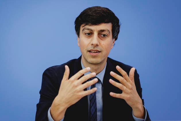 Bijan Moini, Legal Director der Gesellschaft fuer Freiheitsrechte e.V. (GFF), aufgenommen im Rahmen der Vorstellung des Gutachtens zu einer moeglichen Verfassungswidrigkeit der AfD in der Bundespressekonferenz in Berlin, 25.06.2026. Berlin Deutschland *** Bijan Moini, Legal Director of the Society for Civil Liberties (GFF e.V.), photographed during the presentation of the expert opinion on the possible unconstitutionality of the AfD at the Federal Press Conference in Berlin, June 25, 2026, Berlin, Germany Copyright: xFlorianxGaertnerx