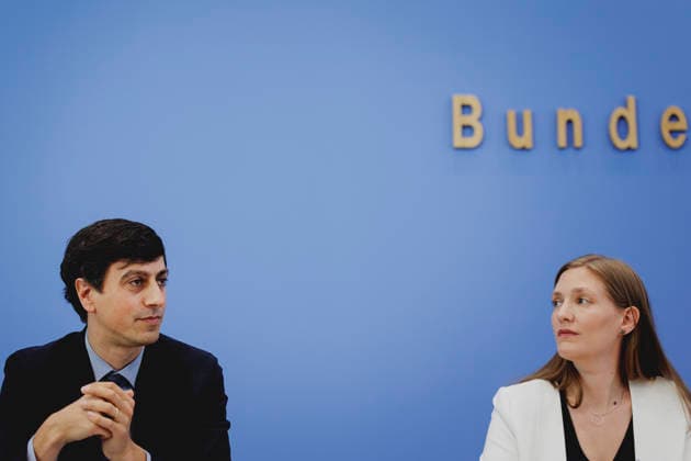(L-R) Bijan Moini, Legal Director der Gesellschaft fuer Freiheitsrechte e.V. (GFF), und Dana-Sophia Valentiner, Vorstandsmitglied der Gesellschaft fuer Freiheitsrechte e.V. (GFF), aufgenommen im Rahmen der Vorstellung des Gutachtens zu einer moeglichen Verfassungswidrigkeit der AfD in der Bundespressekonferenz in Berlin, 25.06.2026. Berlin Deutschland *** L R Bijan Moini, Legal Director of the Society for Civil Liberties (GFF), and Dana Sophia Valentiner, Board Member of the Society for Civil Liberties (GFF), photographed during the presentation of the expert opinion on the possible unconstitutionality of the AfD at the Federal Press Conference in Berlin, June 25, 2026, Berlin, Germany Copyright: xFlorianxGaertnerx