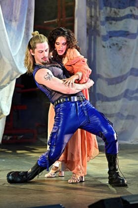 Bad Hersfelder Festspiele - Parzival . Schauspieler Enrico Riethmüller und Schauspielerin Simone Müller Pradella während der Fotoprobe zur Inszenierung Parzival im Rahmen der Bad Hersfelder Festspiele am 24.06.2026 in der Stiftsruine Bad Hersfeld. 20260624MWI129887 *** Bad Hersfeld Festival: Parzival —Actor Enrico Riethmüller and actress Simone Müller Pradella during the photo shoot for the production of Parzival as part of the Bad Hersfeld Festival on June 24, 2026, at the Bad Hersfeld Abbey Ruins 20260624MWI129887