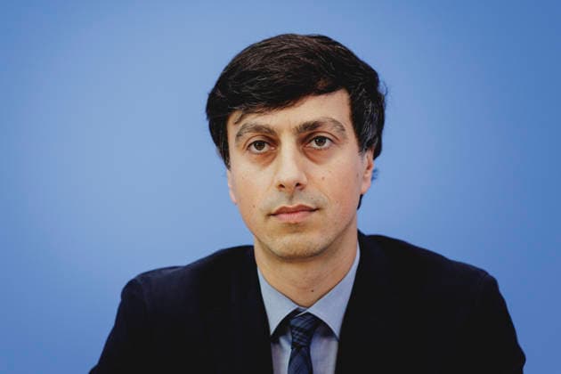 Bijan Moini, Legal Director der Gesellschaft fuer Freiheitsrechte e.V. (GFF), aufgenommen im Rahmen der Vorstellung des Gutachtens zu einer moeglichen Verfassungswidrigkeit der AfD in der Bundespressekonferenz in Berlin, 25.06.2026. Berlin Deutschland *** Bijan Moini, Legal Director of the Society for Civil Liberties (GFF e.V.), photographed during the presentation of the expert opinion on the possible unconstitutionality of the AfD at the Federal Press Conference in Berlin, June 25, 2026, Berlin, Germany Copyright: xFlorianxGaertnerx