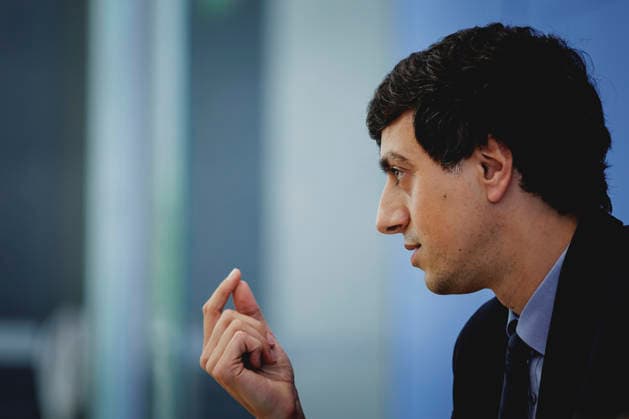 Bijan Moini, Legal Director der Gesellschaft fuer Freiheitsrechte e.V. (GFF), aufgenommen im Rahmen der Vorstellung des Gutachtens zu einer moeglichen Verfassungswidrigkeit der AfD in der Bundespressekonferenz in Berlin, 25.06.2026. Berlin Deutschland *** Bijan Moini, Legal Director of the Society for Civil Liberties (GFF e.V.), photographed during the presentation of the expert opinion on the possible unconstitutionality of the AfD at the Federal Press Conference in Berlin, June 25, 2026, Berlin, Germany Copyright: xFlorianxGaertnerx
