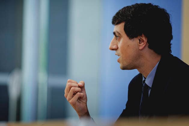 Bijan Moini, Legal Director der Gesellschaft fuer Freiheitsrechte e.V. (GFF), aufgenommen im Rahmen der Vorstellung des Gutachtens zu einer moeglichen Verfassungswidrigkeit der AfD in der Bundespressekonferenz in Berlin, 25.06.2026. Berlin Deutschland *** Bijan Moini, Legal Director of the Society for Civil Liberties (GFF e.V.), photographed during the presentation of the expert opinion on the possible unconstitutionality of the AfD at the Federal Press Conference in Berlin, June 25, 2026, Berlin, Germany Copyright: xFlorianxGaertnerx