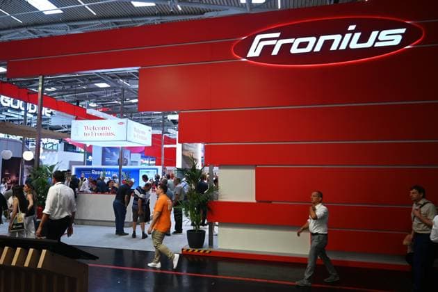 Die Intersolar Europe findet bis Donnerstag, den 25. Juni 2026 auf der Messe München statt. Sie ist die weltweit führende Fachmesse für die Solarwirtschaft und der grösste Teil von The smarter E Europe, Europas grösster Messeallianz für die Energiewirtschaft. Foto: Messestand Fronius. Die Fronius International GmbH ist ein österreichisches Unternehmen mit Sitz in Pettenbach in Oberösterreich. Fronius ist weltweit in der Schweisstechnik, Solarenergie und Batterieladetechnik aktiv. *** Intersolar Europe will take place at the Munich Trade Fair Center through Thursday, June 25, 2026. It is the world’s leading trade fair for the solar industry and the largest component of The smarter E Europe, Europe’s largest trade fair alliance for t